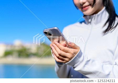 拿著智慧型手機的可愛女人，操作，SNS，日常生活，上鏡，裁剪 125224211