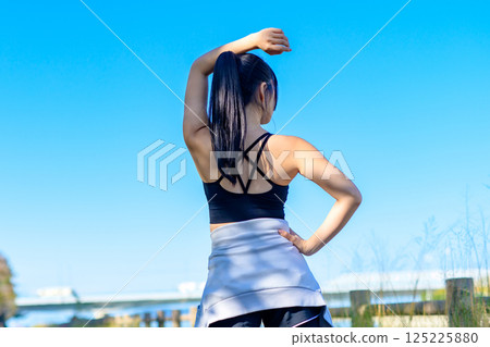 Back view of a cool woman exercising under the blue sky Walking Diet Exercise Exercise Trimming Back view of a cool woman exercising under the blue sky Walking Diet Exercise Exercise Trimming 125225880