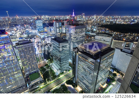 【夜景百選】從東京都廳舍展望台眺望新宿站夜景 【夜景百選】從東京都廳舍展望台眺望新宿站夜景 125226634