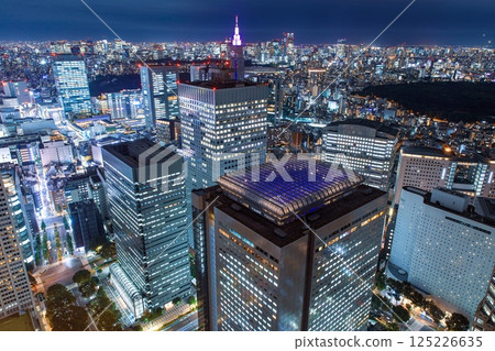【夜景百選】從東京都廳舍展望台眺望新宿站夜景 【夜景百選】從東京都廳舍展望台眺望新宿站夜景 125226635