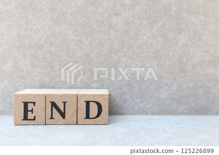灰色背景中的“END”一詞 125226899
