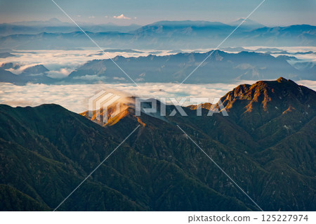 從飯豐山脈的紋內山看到的清晨雲海,以及遠處的會津駒岳、燧石岳、日光白根山 從飯豐山脈的紋內山看到的清晨雲海,以及遠處的會津駒岳、燧石岳、日光白根山 125227974