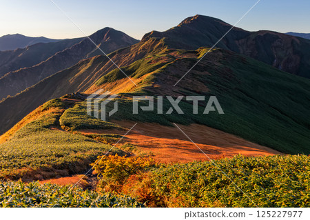 從飯豐山脈的紋內山眺望北又山的早晨 從飯豐山脈的紋內山眺望北又山的早晨 125227977