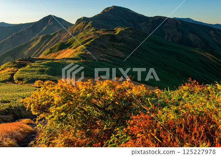 Morning view of Mt. Kitamata from Mt. Monnai in the Iide mountain range 125227978
