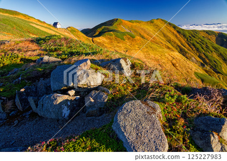 清晨從飯豐山脈的紋內岳脊線眺望紋內小屋和北部山脊線 125227983