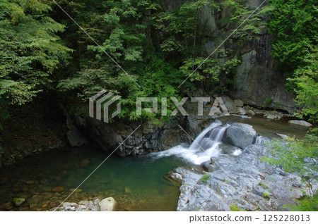 Summer Fuefuki River and the famous Ichinokama Falls Summer Fuefuki River and the famous Ichinokama Falls 125228013