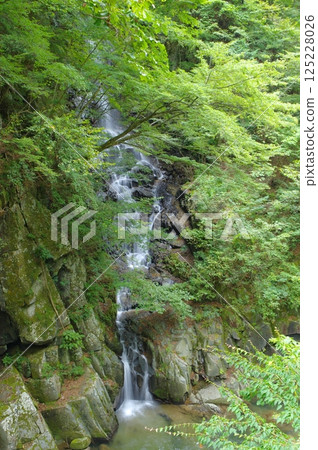 Summer Fuefuki River, famous waterfall Ichinokama, and Kamazawa Falls Summer Fuefuki River, famous waterfall Ichinokama, and Kamazawa Falls 125228026