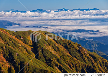 The autumnal Kajikawa ridge and Asahi mountain range and Mt. Chokai seen from Mt. Kitamata in the Iide mountain range 125228094