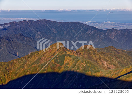 從飯豐山脈的北又山眺望的仁王寺山和新潟平原的晨景 125228095