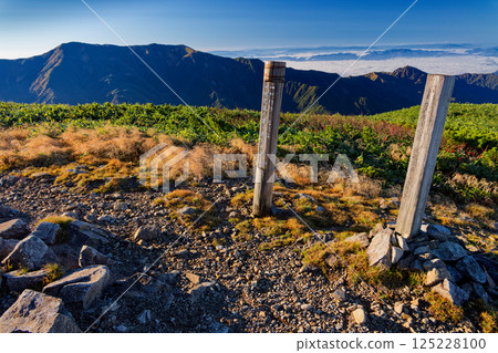 從飯豐山脈北又山山頂眺望大日山的清晨景色 125228100