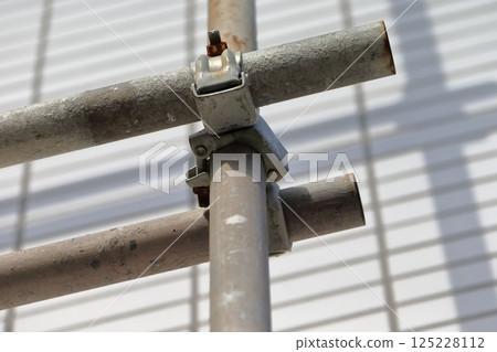 Pipes and clamps for single-pipe scaffolding - Image 125228112