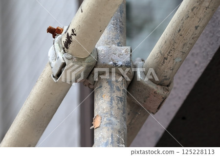Pipes and clamps for single-pipe scaffolding - Image 125228113
