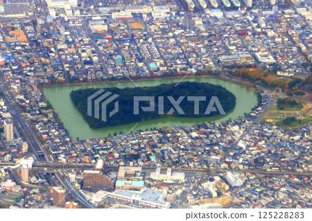 Kamiishizu Misanzai Burial Mound (Mausoleum of Emperor Richu, aerial photograph) Kamiishizu Misanzai Burial Mound (Mausoleum of Emperor Richu, aerial photograph) 125228283