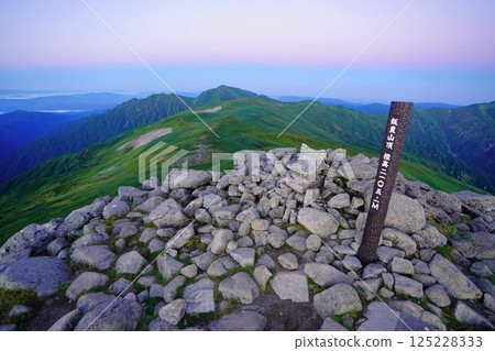 飯豐山頂的標誌和大日山脊 飯豐山頂的標誌和大日山脊 125228333