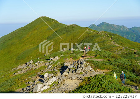 從本山小屋到飯豐山頂的山脊線 125228417