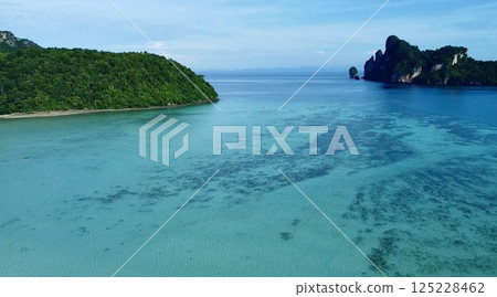 藍色的大海和綠色的島嶼 藍色的大海和綠色的島嶼 125228462