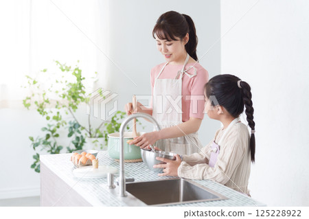 parent and child cooking parent and child cooking 125228922