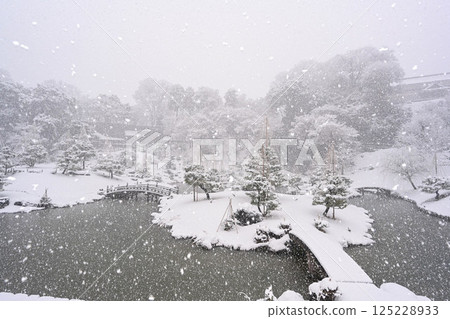 美麗的白雪皚皚的金澤城玉泉院丸花園 125228933