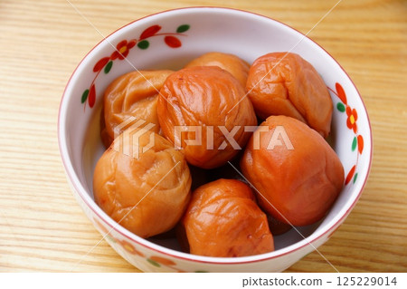 Wakayama pickled plum 125229014