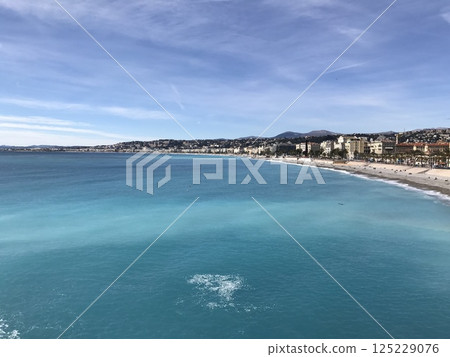 The emerald blue coastline and cityscape of Nice in southern France The emerald blue coastline and cityscape of Nice in southern France 125229076