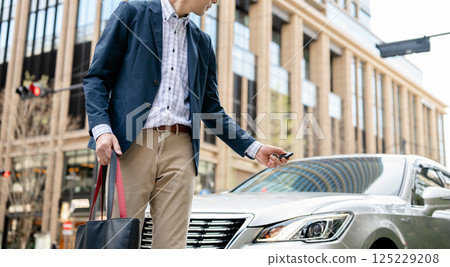 Businessman, car, city Businessman, car, city 125229208