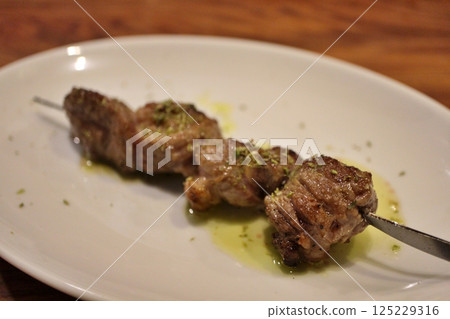 Italian cuisine: Lamb spiedino (grilled lamb skewers) 125229316