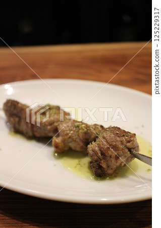 Italian cuisine: Lamb spiedino (grilled lamb skewers) 125229317