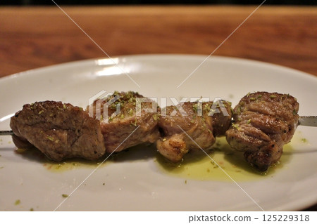 義大利菜:Lamb spiedino(烤羊肉串) 義大利菜:Lamb spiedino(烤羊肉串) 125229318