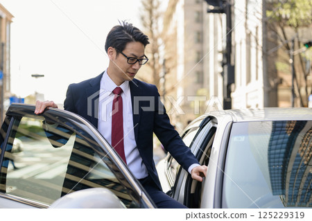 乘坐汽車的商人 乘坐汽車的商人 125229319