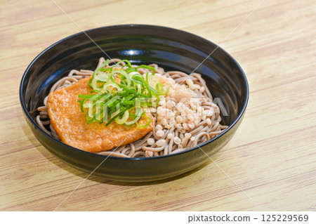 Cold soba noodles with fried tofu and tempura flakes 125229569