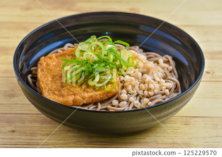 炸豆腐和天婦羅碎冷蕎麥麵 125229570