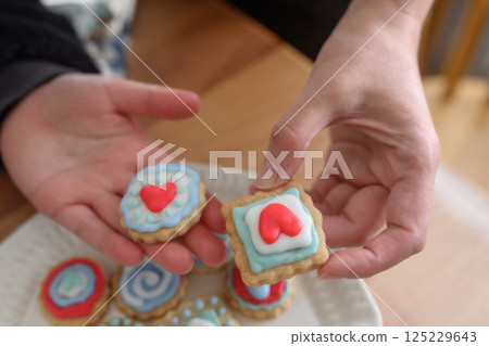 Icing cookie 125229643