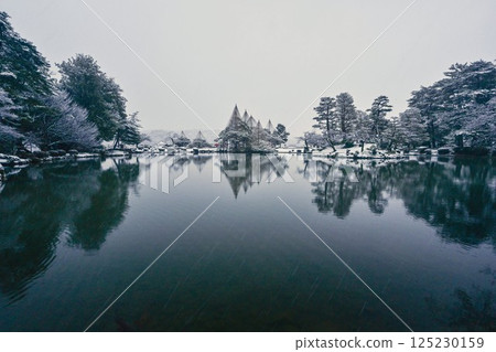 雪景美麗的兼六園 125230159