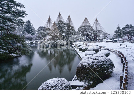Kenrokuen with beautiful snow scenery 125230163