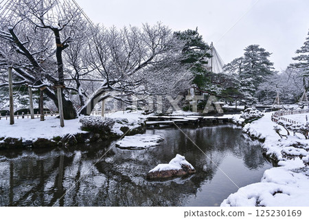 Kenrokuen with beautiful snow scenery 125230169