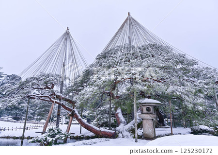 Kenrokuen with beautiful snow scenery 125230172