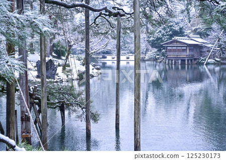 雪景美麗的兼六園 125230173