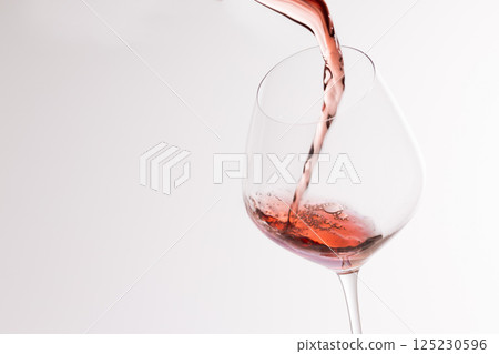 紅酒倒入一杯 紅酒倒入一杯 125230596