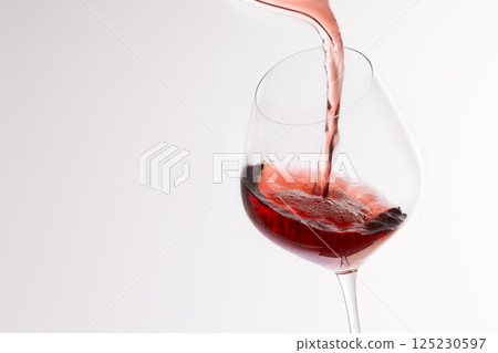 紅酒倒入一杯 紅酒倒入一杯 125230597