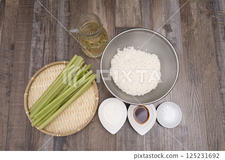 The process from preparing the butterbur to cooking rice in a clay pot 125231692