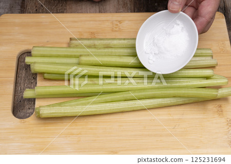 從準備白屈菜到在陶罐裡煮飯的過程 125231694