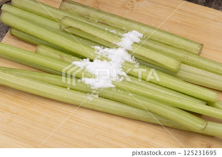 從準備白屈菜到在陶罐裡煮飯的過程 從準備白屈菜到在陶罐裡煮飯的過程 125231695