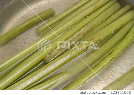 The process from preparing the butterbur to cooking rice in a clay pot 125231698
