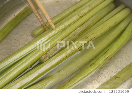 The process from preparing the butterbur to cooking rice in a clay pot The process from preparing the butterbur to cooking rice in a clay pot 125231699