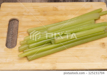 從準備白屈菜到在陶罐裡煮飯的過程 從準備白屈菜到在陶罐裡煮飯的過程 125231704