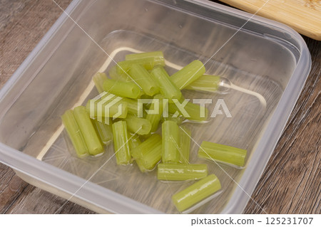 The process from preparing the butterbur to cooking rice in a clay pot 125231707