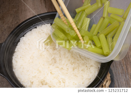 The process from preparing the butterbur to cooking rice in a clay pot 125231712