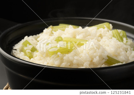 用款冬煮的米飯，在陶罐中煮熟，盛在飯碗中 125231841