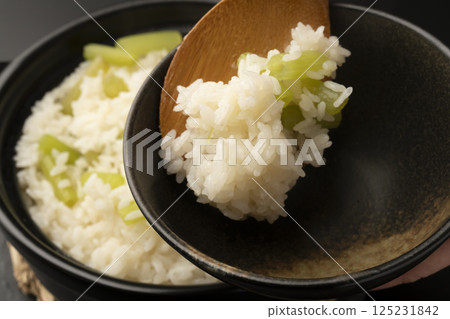 用款冬煮的米飯，在陶罐中煮熟，盛在飯碗中 125231842