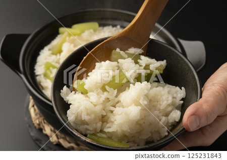 Rice cooked with butterbur, cooked in a clay pot, served in a rice bowl 125231843